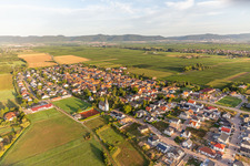 Schlosskirche und Fußballplatz des SV Altdorf Böbingen 1958 von Osten im Bundesland Rheinland-Pfalz, Deutschland