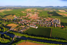Luftbild von Ortsansicht aus Nordosten jenseits der A65 in Insheim im Bundesland Rheinland-Pfalz, Deutschland