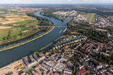 Wohnbebauung an der Hafenstraße gegenüber des Yachthafen mit Sportboot- Anlegestellen und Bootsliegeplätzen am Uferbereich des alten Hafen am Rhein in Speyer im Bundesland Rheinland-Pfalz, Deutschland von oben