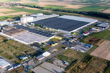 Luftaufnahme von Hochregal- Lager-Gebäudekomplex und Logistikzentrum auf dem Gelände des Mercedes Benz Ersatzeillagers in Offenbach an der Queich im Bundesland Rheinland-Pfalz, Deutschland