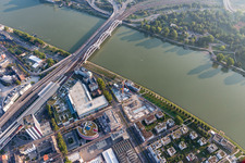 Luftbild von Fluß - Brückenbauwerk der Konradadenauerbrücke für Bahn und B37 über den Rhein in Ludwigshafen am Rhein im Ortsteil Süd im Bundesland Rheinland-Pfalz, Deutschland