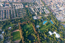 Schwimmbecken des Freibades Herzogenriedbad im Herzogenriedpark in Mannheim im Ortsteil Neckarstadt-Ost im Bundesland Baden-Württemberg, Deutschland