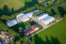 In den Rötzwiesen, Hof Fam. Kerth im Ortsteil Minderslachen in Kandel im Bundesland Rheinland-Pfalz, Deutschland von einer Drohne aus