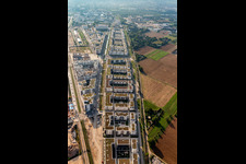 Wohngebiet der Mehrfamilienhaussiedlung an der Marie-Baum-Straße - Grüne Meile - Eppelheimer Straße im Ortsteil Bahnstadt in Heidelberg im Bundesland Baden-Württemberg, Deutschland vom Flugzeug aus