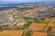 Stadtübersicht mit Bruchhäuser Straße x Heidelberger Straße aus Südosten mit Erlebnisbad bellamar in Schwetzingen im Bundesland Baden-Württemberg, Deutschland