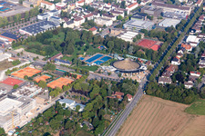 Therme und Schwimmbecken am Freibad der Freizeiteinrichtung bellamar in Schwetzingen im Bundesland Baden-Württemberg, Deutschland