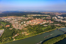 Stadtansicht jenseits des Rhein aus Osten in Germersheim im Bundesland Rheinland-Pfalz, Deutschland