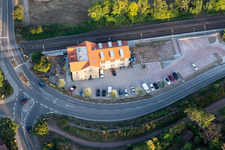 Luftbild von Gebäudekomplex des Hotel-Restaurant zum Bahnhof 1894 Rohrbach in Rohrbach im Bundesland Rheinland-Pfalz, Deutschland