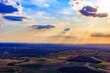 Skyline Frankfurt im Dunst im Ortsteil Nordend-West in Frankfurt am Main im Bundesland Hessen, Deutschland