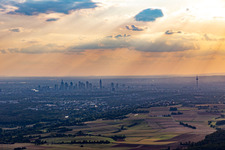 Stadtzentrum mit Hochhaus- Gebäuden in der Skyline des Bankenviertels von Ost im Innenstadtbereich in Frankfurt am Main im Ortsteil Gallus im Bundesland Hessen, Deutschland