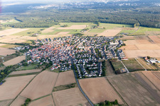 Wald- Gebiete und Forstflächen umsäumen das Siedlungsgebiet des Dorfes in Wachenbuchen in Maintal im Bundesland Hessen, Deutschland