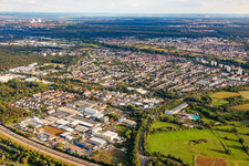 Ortsansicht der Straßen und Häuser der Wohngebiete in Dörnigheim in Maintal im Bundesland Hessen, Deutschland