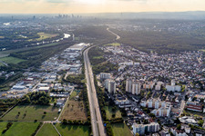 Autobahn- Streckenverlauf der BAB A66 Richtung Frankfurt bei Bischofsheim in Maintal im Bundesland Hessen, Deutschland