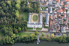 Gebäudekomplex im Schloßpark vom Rumpenheimer Schloss am Main im Ortsteil Rumpenheim in Offenbach am Main im Bundesland Hessen, Deutschland