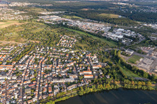Luftaufnahme von Ortschaft an den Fluss- Uferbereichen des Main im Ortsteil Bürgel in Offenbach am Main im Ortsteil Offenbach-Bürgel im Bundesland Hessen, Deutschland