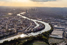 Hafeninsel im Main vor der Skyline von Frankfurt in Offenbach am Main im Ortsteil Kaiserlei im Bundesland Hessen, Deutschland
