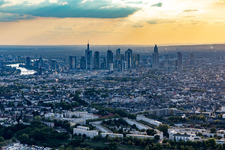 Skyline von Osten im Ortsteil Nordend-West in Frankfurt am Main im Bundesland Hessen, Deutschland