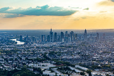 Stadtzentrum mit Hochhaus- Gebäuden in der Skyline im Innenstadtbereich in Frankfurt am Main im Bundesland Hessen, Deutschland