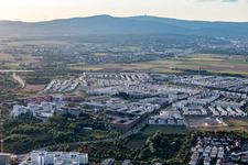 Stadtrand und Außenbezirks- Wohngebiete Friedrich-Dessauer-Straße - Altenhöferallee - Johann-Georg-Elser-Straße - Rudolf-Schwarz-Platz im Ortsteil Kalbach-Riedberg in Frankfurt am Main im Bundesland Hessen, Deutschland