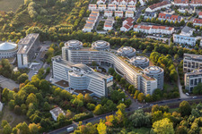 Büro- und Geschäftshaus- Ensemble von Studentenwohnheim Bed & Brains, 14. Polizeirevier, Air Liquide Global E&C Solutions und der Bundesrepublik Deutschland - Finanzagentur GmbH - auch das Lurgihaus genannt im Ortsteil Niederursel in Frankfurt am Main im Bundesland Hessen
