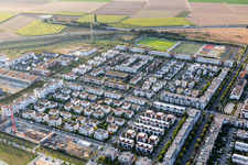 Stadtrand und Außenbezirks- Wohngebiete Friedrich-Dessauer-Straße - Altenhöferallee - Johann-Georg-Elser-Straße - Rudolf-Schwarz-Platz im Ortsteil Kalbach-Riedberg in Frankfurt am Main im Bundesland Hessen, Deutschland von oben