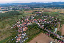 Schrägluftbild von Dieffenbach-lès-Wœrth im Bundesland Bas-Rhin, Frankreich