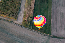 Heißluftballon mit der Kennung 67XA in Fahrt über dem Luftraum in Gundershoffen in Grand Est in Forstheim im Bundesland Bas-Rhin, Frankreich