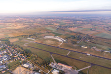 Luftaufnahme von Gebäude und Start- und Landebahn mit Rollfeldgelände des Militärflugplatz Phalsbourg-Bourscheid "Camp LA Horie" in Saint-Jean-Kourtzerode in Grand Est im Bundesland Moselle, Frankreich