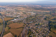 Ortsansicht der Straßen und Häuser der Wohngebiete in Reding in Grand Est in Réding im Bundesland Moselle, Frankreich