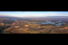 Panorama der Lothringer Seenkette Étang de la Blanche Chaussée in Kerprich-aux-Bois in Grand Est im Bundesland Moselle, Frankreich