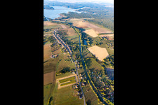 Kanalverlauf und Uferbereiche des Verbindungs- Kanales Canal des Houlières de la Sarre in Diane-Capelle im Bundesland Moselle, Frankreich