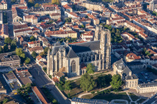 Luftbild von Kirchengebäude der Kathedrale Saint Etienne in Toul in Grand Est im Bundesland Meurthe-et-Moselle, Frankreich