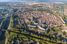 Luftbild von Stadtzentrum im Innenstadtbereich zwischen Ufer des Flußverlaufes Mosel und dem Kanal Rhin-Marne in Toul in Grand Est im Bundesland Meurthe-et-Moselle, Frankreich