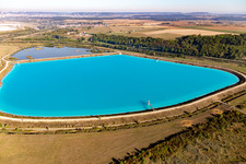 Türkisblaue Salinebecken zur Kalisalzgewinnung der Compagnie des Salins du Midi et des Salines de l'Est SA in Laneuveville-devant-Nancy in Grand Est in Varangéville im Bundesland Meurthe-et-Moselle, Frankreich