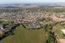 Ortsansicht der Straßen und Häuser der Wohngebiete in Rosieres-aux-Salines in Grand Est in Rosières-aux-Salines im Bundesland Meurthe-et-Moselle, Frankreich