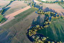 Kurvenförmige Mäander der mit Weiden bewachsenen Ufer der Maas/Meuse zwischen Feldern in Maxey-sur-Meuse in Grand Est im Bundesland Vosges, Frankreich