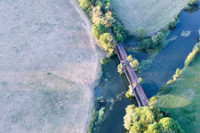 Luftaufnahme von Brücke über die Maas/La Meuse in Sauvigny, Frankreich