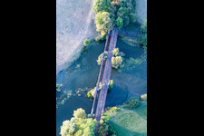 Schrägluftbild von Brücke über die Maas/La Meuse in Sauvigny, Frankreich