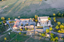 Luftaufnahme von Palais des Schloss Château de Montbras mit Hostellerie de L'Isle en Bray in Montbras in Grand Est in Champougny im Bundesland Meuse, Frankreich