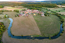 Schleife im Flußverlauf der Maas/Meuse um das Dorf Autigny-la-Tour in Grand Est im Bundesland Vosges, Frankreich