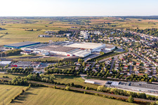 Gebäude und Produktionshallen auf dem Lebensmittelhersteller- Werksgelände Nestlé Waters Supply Est in Contrexeville in Grand Est in Contrexéville im Bundesland Vosges, Frankreich