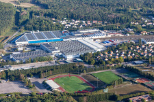 Gebäude und Produktionshallen auf dem Lebensmittelhersteller- Werksgelände Nestle Waters Supply Est in Vittel in Grand Est im Bundesland Vosges, Frankreich
