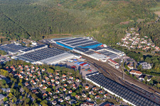 Luftaufnahme von Gebäude und Produktionshallen auf dem Lebensmittelhersteller- Werksgelände Nestle Waters Supply Est in Vittel in Grand Est im Bundesland Vosges, Frankreich
