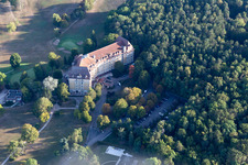 Gebäudekomplex der Hotelanlage Club Med Vittel Ermitage - France in Vittel in Grand Est im Bundesland Vosges, Frankreich