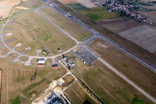 Start- und Landebahn mit Rollfeldgelände des Flugplatz Aéroport d'Epinal - Mirecourt in Juvaincourt in Grand Est im Bundesland Vosges, Frankreich