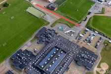Luftaufnahme von Fanø Skole og bibliotek im Ortsteil Nordby im Bundesland Syddanmark, Dänemark