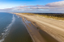 Sandstrand- Landschaft entlang des Küsten- Verlaufes an der Westküste der Nordseeinsel in Fanö in  in Fanø im Bundesland Syddanmark, Dänemark