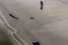 Schrägluftbild von Buggies und Kiter am Sandstrand in Fanø im Bundesland Syddanmark, Dänemark