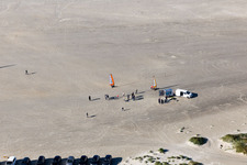 Buggies und Kiter am Sandstrand in Fanø im Bundesland Syddanmark, Dänemark aus der Luft