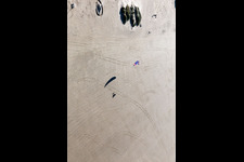 Buggies und Kiter am Sandstrand in Fanø im Bundesland Syddanmark, Dänemark vom Flugzeug aus